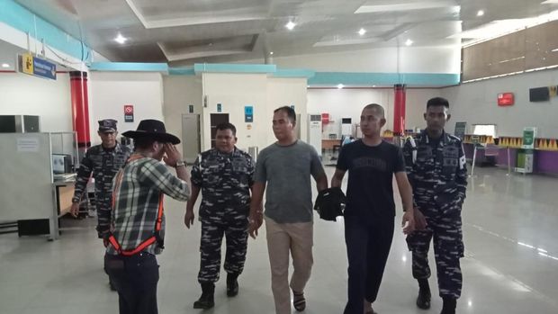 Momen Serda Adan (dua kanan) saat berada di Bandara Binaka, Kabupaten Nias, hendak terbang ke Kota Padang untuk menjalani pemeriksaan di Lantamal II Padang. (Istimewa)