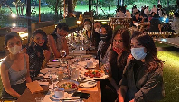 Momen Nirina kumpul makan malam bersama teman-temannya juga tampak seru. Mereka berada di sebuah restoran dengan suasana yang asri. Foto: Instagram @nirinazubir_