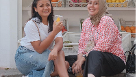 Kalau ini momen santai Nirina bersama temannya saat berada di sebuah kedai jus. Mereka duduk santai sambil menikmati segelas jus yang menyegarkan. Foto: Instagram @nirinazubir_