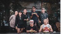 Nirina diketahui hobi berolahraga. Ia sering kumpul bersama teman-temannya saat olahraga, setelah itu nongkrong bersama di kafe sambi makan. Foto: Instagram @nirinazubir_