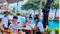 Kalau ini momen Nirina bersama suami dan kedua anaknya saat sarapan di sebuah resort pinggir pantai. Mereka tampak senang dalam foto tersebut. Foto: Instagram @nirinazubir_