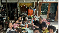 Begini suasana hangat Nirina bersama keluarga besarnya. Mereka menikmati sarapan bersama dengan berbagai menu rumahan. Foto: Instagram @nirinazubir_