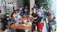 Bersama teman-temannya yang hobi bersepeda, ini momen Nirina emnikmati sarapan di sebuah kafe. Ia dan teman-temannya tampak memesan jus hingga kelapa muda. Foto: Instagram @nirinazubir_
