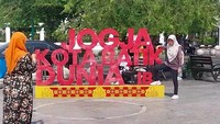 Banyak penginapan atau hostel low budget dengan faslitias yang lengkap jadi andalan bagi para wisatawan lokal ataupun mancanegara. Terlebih bila letaknya di tengah kota seputar Malioboro ini.