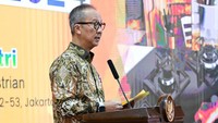 Menteri Perindustrian, Agus Gumiwang Kartasasmita dalam sambutannya mengatakan, sektor hilir industri logam diharapkan memberikan “added value” serta “multiplier effect” bagi peningkatan daya saing ekonomi bangsa. Produk-produk kitchen appliances berbasis logam masuk kepada sektor hilir industri logam yang langsung digunakan masyakarat di rumah tangga seperti kompor gas, alat masak dan alat makan dari logam serta bak cuci piring. Oleh sebab itu, kami sangat mendukung pengaturan minimum standar akan kualitas dan mutu produk melalui pemberlakuan SNI wajib. Melalui pemberlakuan SNI wajib, industri dalam negeri wajib untuk menyediakan produk yang menjamin keselamatan, kemanan dan kesehatan masyarakat. 