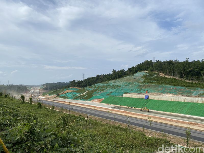 Pekerjaan jalan bebas hambatan atau tol Balikpapan menuju IKN.