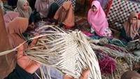 Anyaman itu menggunakan bahan baku pandan duri.