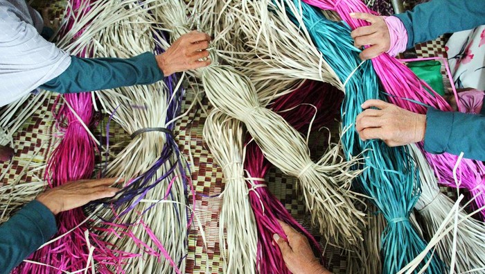 Pelatihan Anyaman Tikar Tradisional di Lhokseumawe Peserta mengambil bahan baku saat pelatihan kerajinan anyaman tikar di Desa Jambo Mesjid, Blang Mangat, Lhokseumawe, Aceh, Selas (2/4/2024). Pelatihan anyaman tikar berbahan baku pandan duri realisasi CSR Bank Aceh Syariah Cabang Lhokseumawe itu dalam rangka meningkatkan keterampilan anyaman tikar tradisional bagi warga setempat sehingga bisa menghasilkan produk-produk inovatif dan kreatif yang dapat bersaing secara nasional. ANTARA FOTO/Rahmad/aww.
