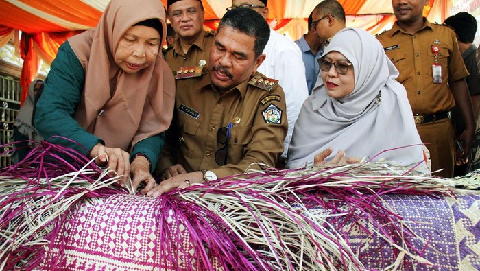 Peserta mengambil bahan baku saat pelatihan kerajinan anyaman tikar di Desa Jambo Mesjid, Blang Mangat, Lhokseumawe, Aceh, Selas (2/4/2024). Pelatihan anyaman tikar berbahan baku pandan duri realisasi CSR Bank Aceh Syariah Cabang Lhokseumawe itu dalam rangka meningkatkan keterampilan anyaman tikar tradisional bagi warga setempat sehingga bisa menghasilkan produk-produk inovatif dan kreatif yang dapat bersaing secara nasional. ANTARA FOTO/Rahmad/aww.