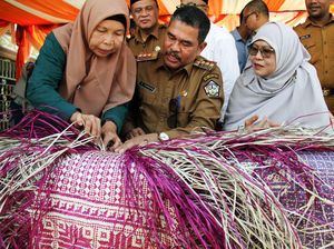 Warga Lhokseumawe Dilatih Menganyam Tikar