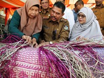 Warga Lhokseumawe Dilatih Menganyam Tikar