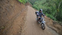 Pemerintah nagari (desa) setempat membenahi jalur evakuasi bencana yang awalnya kecil kemudian diperlebar agar mempermudah evakuasi 933 jiwa yang berada di zona rawan bencana meletusnya Gunung Marapi.