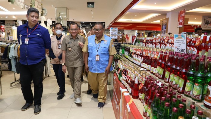 Pemkot dan BBPOM Palembang mengecek sembako di Transmart Palembang.