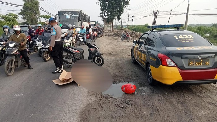 Pemotor asal Lamongan terlindas truk di Gresik