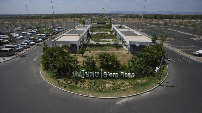 Penampakan Bandara Terbaru dan Terbesar di Kamboja General view of the International Airport in Siem Reap province, Cambodia, Monday, April 1, 2024. The new airport can handle 7 million passengers a year, with plans to augment it to 12 million passengers annually from 2040. It was constructed under a 55-year build-operate-transfer (BOT) program between Cambodia and China. (AP Photo/Heng Sinith)