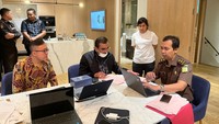 Tim Penyidik berhasil melakukan penyitaan terhadap barang bukti elektronik, kumpulan dokumen terkait, serta 2 buah unit mobil mewah yaitu 1 unit mobil Mini Cooper S Countryman F 60 berwarna merah dan 1 unit mobil Rolls-Royce berwarna hitam, kata Kapuspenkum Kejagung, Ketut Sumedana, dalam keterangannya, Selasa (2/4/2024). Foto: dok. Kejagung