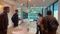 Kejaksaan Agung (Kejagung) menggeledah rumah Harvey Moeis, tersangka korupsi tata niaga komoditas timah di wilayah IUP PT Timah Tbk tahun 2015-2022. Foto: dok. Kejagung