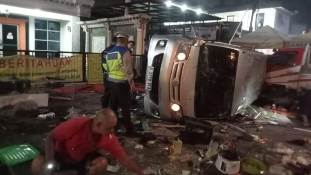 Penampakan warung porak poranda usai ditabrak mobil di Cengkareng, Jakbar