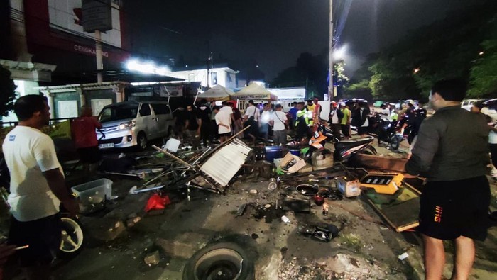 Penampakan warung porak poranda usai ditabrak mobil di Cengkareng, Jakbar