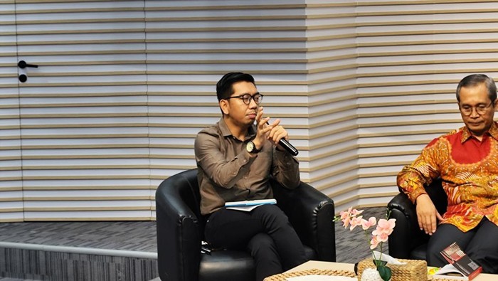 Peneliti ICW Kurnia Ramadhana (kiri)