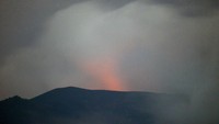 Volcanic glow atau cahaya yang diakibatkan panas dari magma di permukaan terlihat di kawah Gunung Marapi di Tabek Gadang, Nagari Bukik Batabuah, Agam, Sumatera Barat, Selasa dini hari (2/4/2024). 