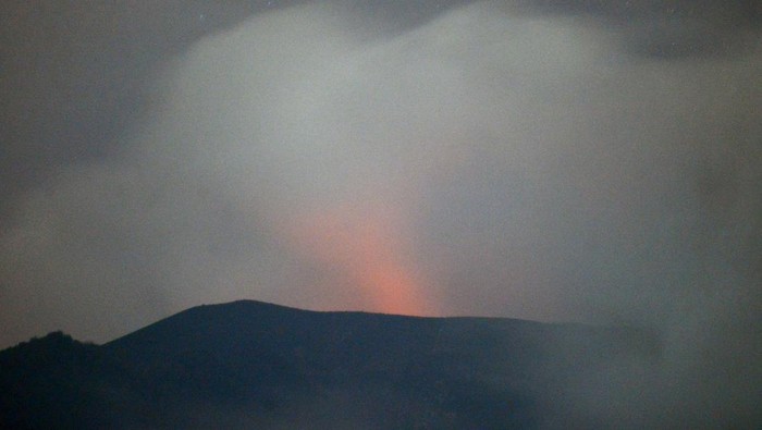 Peningkatan aktivitas Gunung Marapi Warga melintas saat Gunung Marapi mengeluarkan abu vulkanik di Tabek Gadang, Nagari Bukik Batabuah, Agam, Sumatera Barat, Selasa (2/4/2024). Data Pos Pengamatan Gunung Api (PGA) Marapi di Bukittinggi, aktivitas gunung dengan status siaga itu pada Maret meningkat, yakni dengan 77 letusan dan 1638 hembusan, sedangkan pada Februari 62 kali letusan dan 1112 hembusan. ANTARA FOTO/Iggoy el Fitra/foc.