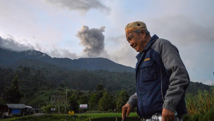 Peningkatan aktivitas Gunung Marapi Warga melintas saat Gunung Marapi mengeluarkan abu vulkanik di Tabek Gadang, Nagari Bukik Batabuah, Agam, Sumatera Barat, Selasa (2/4/2024). Data Pos Pengamatan Gunung Api (PGA) Marapi di Bukittinggi, aktivitas gunung dengan status siaga itu pada Maret meningkat, yakni dengan 77 letusan dan 1638 hembusan, sedangkan pada Februari 62 kali letusan dan 1112 hembusan. ANTARA FOTO/Iggoy el Fitra/foc.