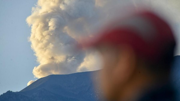 Gunung Marapi Kembali Muntahkan Abu Vulkanik