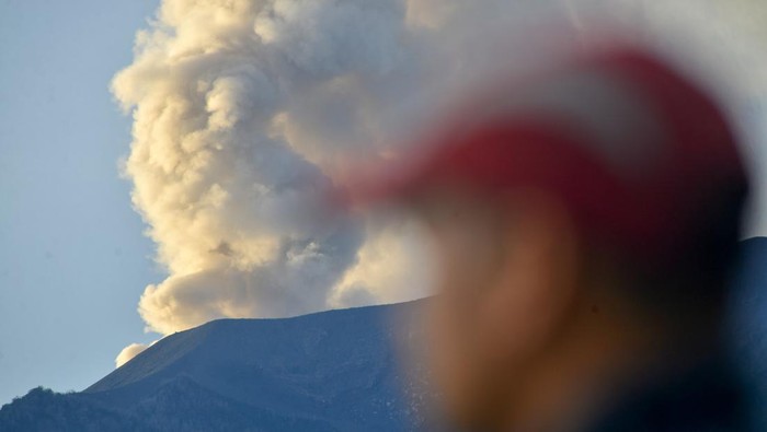 Warga melintas saat Gunung Marapi mengeluarkan abu vulkanik di Tabek Gadang, Nagari Bukik Batabuah, Agam, Sumatera Barat, Selasa (2/4/2024). Data Pos Pengamatan Gunung Api (PGA) Marapi di Bukittinggi, aktivitas gunung dengan status siaga itu pada Maret meningkat, yakni dengan  77 letusan dan 1638 hembusan, sedangkan pada Februari 62 kali letusan dan 1112 hembusan. ANTARA FOTO/Iggoy el Fitra/foc.