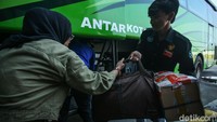 Sementara itu petugas di terminal ini juga telah disiapkan, setiap harinya mereka membagi tugas dalam 3 shift yang masing-masing shift berisi 80 orang yang nantinya akan dibantu oleh TNI, Polri, Satpol PP, UP PKB, hingga Dinas Kesehatan.