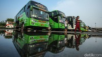 Pemudik beraktivitas di Terminal Pulo Gebang, Jakarta Timur, Selasa (2/4/2024).