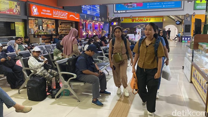 Penumpang di Stasiun Bandung.