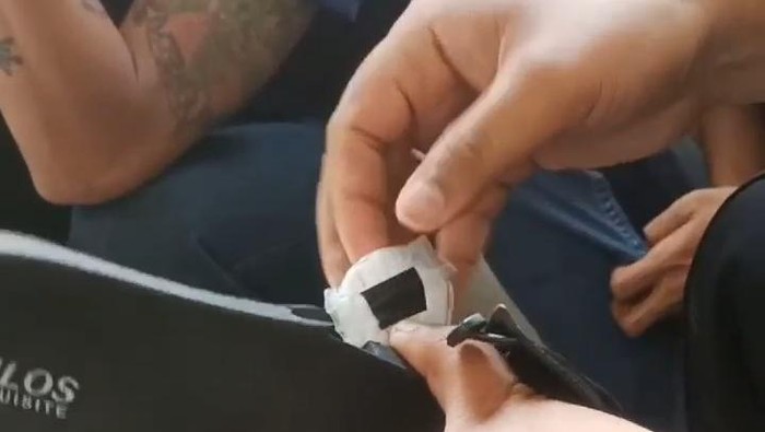Petugas buka sendal isi narkoba
