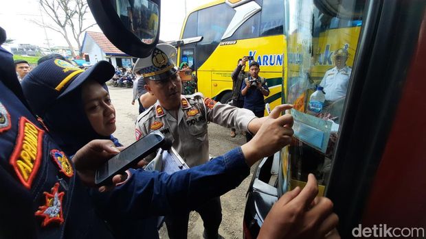 Petugas melakukan uji kelaikan armada bus di Tasikmalaya