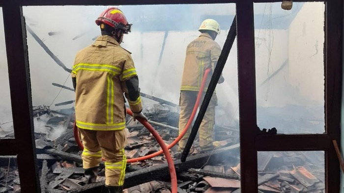 Petugas memadamkan rumah di Gondangan Klaten yang terbakar, Selasa (2/4/2024).