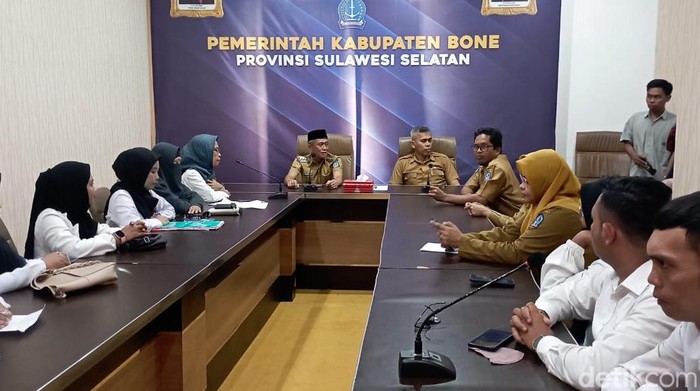 Pj Bupati Bone menerima aspirasi dari guru honorer di kantor Bupati Bone.