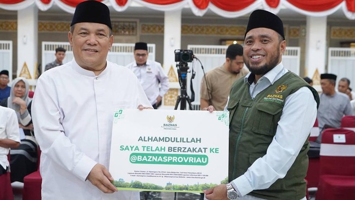 Pj Gubernur Riau SF Hariyanto saat membayar zakat (Dok Diskominfotik Riau)