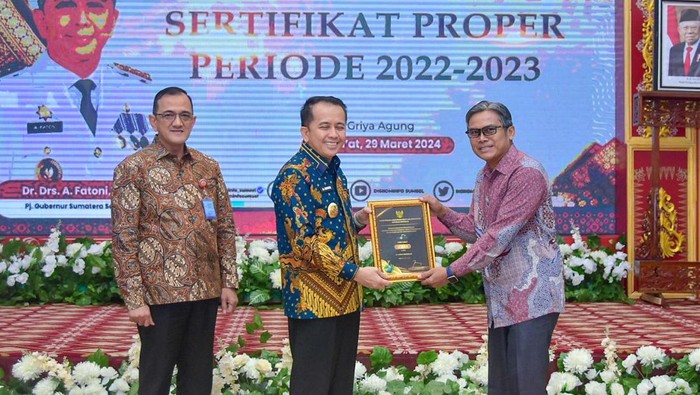 Pj Gubernur Sumsel Agus Fatoni serahkan sertifikat Proper Emas kepada PT Pusri