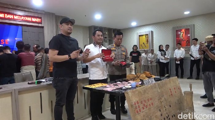 Polda Sulsel saat merilis kasus pengungkapan judi sabung ayam di Toraja Utara.