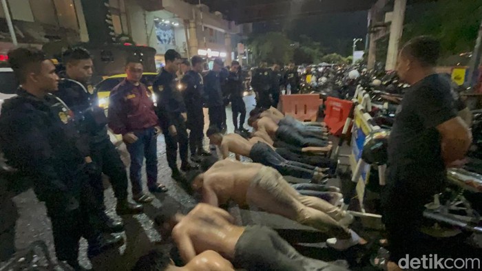 Polisi amankan 11 remaja yang konvoi di Semarang, Selasa (2/4/2024).