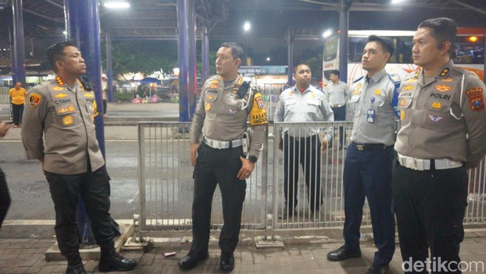 polisi kros cek terminal purabaya