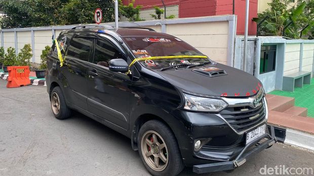 Polisi menyita mobil Toyota Avanza yang dipakai driver taksi online saat memeras penumpang wanita