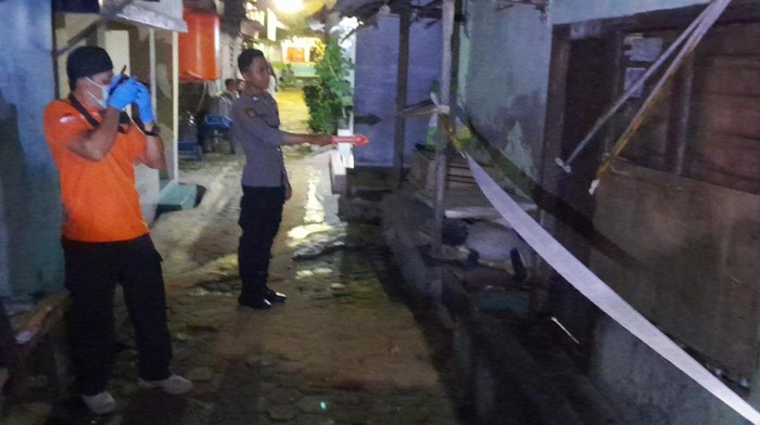 Polisi olah TKP di lokasi pembunuhan pria di Bandar Lampung.