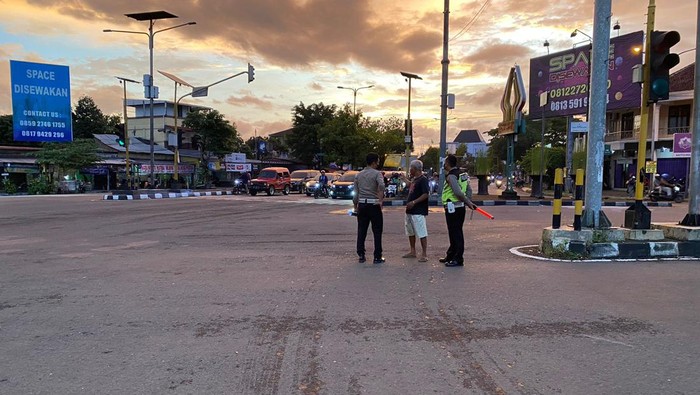 Polisi saat melakukan olah TKP di lokasi kecelakaan di simpang lima Gondowulung, Bantul dekat Terminal Giwangan, Selasa (2/4/2024).