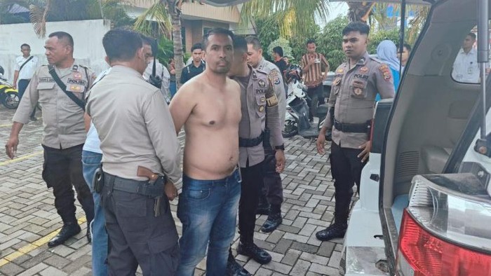 Polisi saat mengamankan pria gangguan jiwa bernama John Peter Palla di Kelurahan Oebufu, Kecamatan Oebobo, Kota Kupang, NTT. (Dok Polsek Kota Raja)
