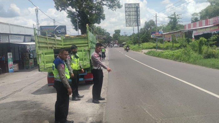 Polisi saat olah TKP kecelakaan maut di Jalan Raya Baki, di Desa Bentakan, Kecamatan Baki, Kabupaten Sukoharjo, Selasa (2/4/2024).