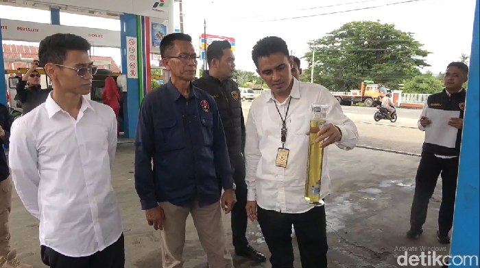 Polisi sidak SPBU di Maros. Reinhard/detikSulsel