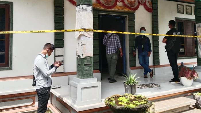 Polisian saat melakukan olah TKP di LPD Geriana Kangin, Kecamatan Selat, Kabupaten Karangasem, Selasa (2/4/2024). (dok. Polres Karangasem)