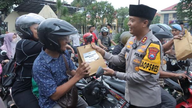 Polres Mojokerto berbagi takjil