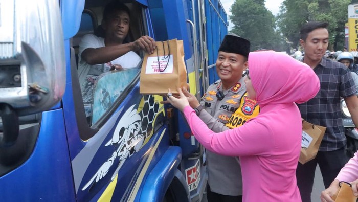 Polres Mojokerto berbagi takjil